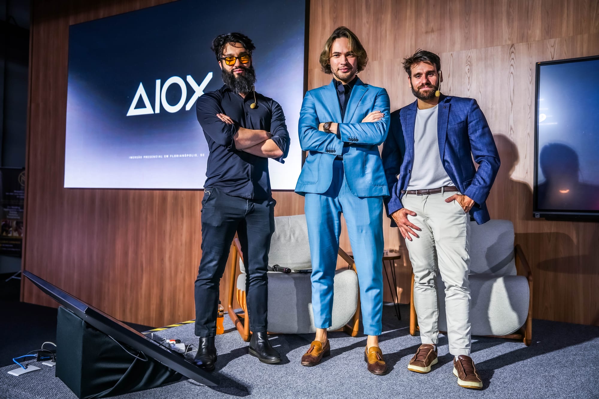 Pedro Valério, Thiago Finch e Alan Nicolas no palco de uma imersão AIOX